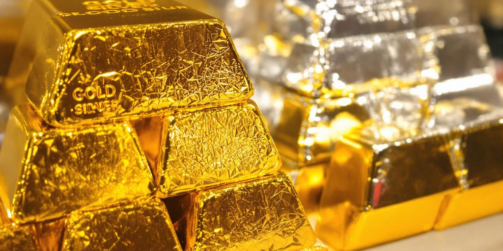 Lingots d'or et d'argent empilés