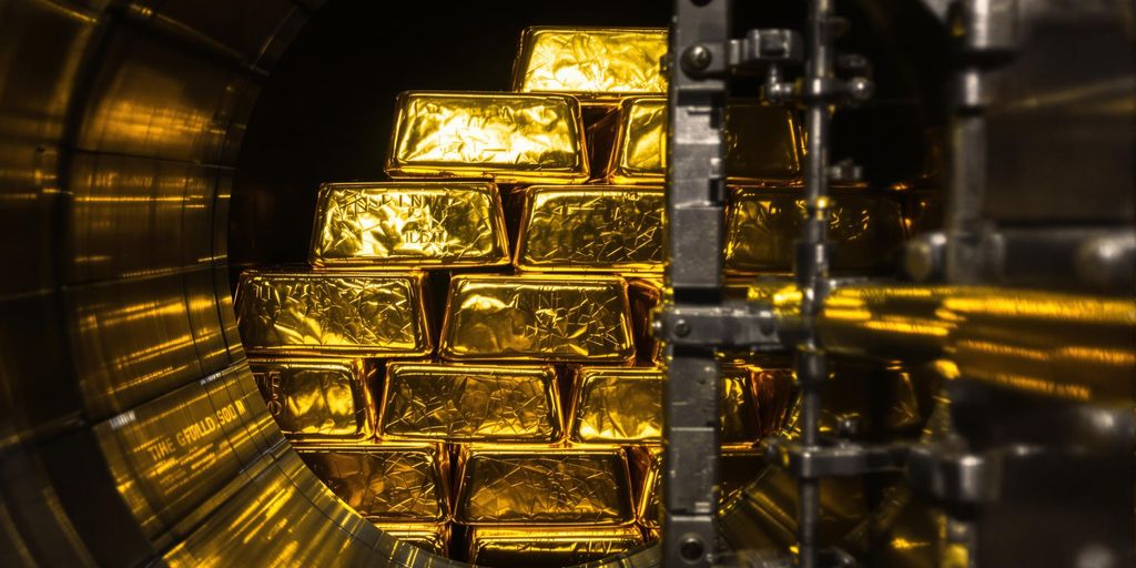 Lingots d'or empilés dans un coffre-fort de banque.