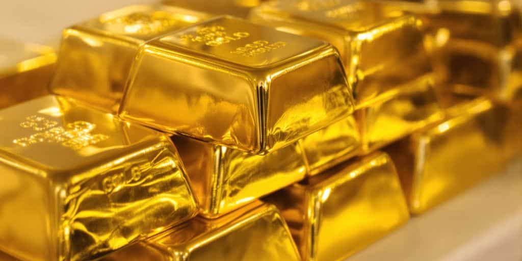 Lingots d'or brillants sur fond sombre