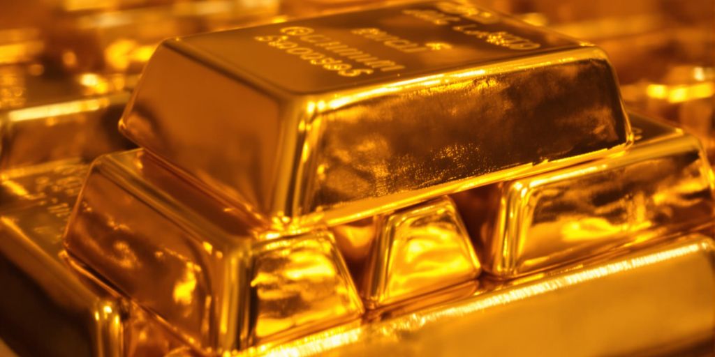 Lingots d'or brillants empilés sur fond sombre