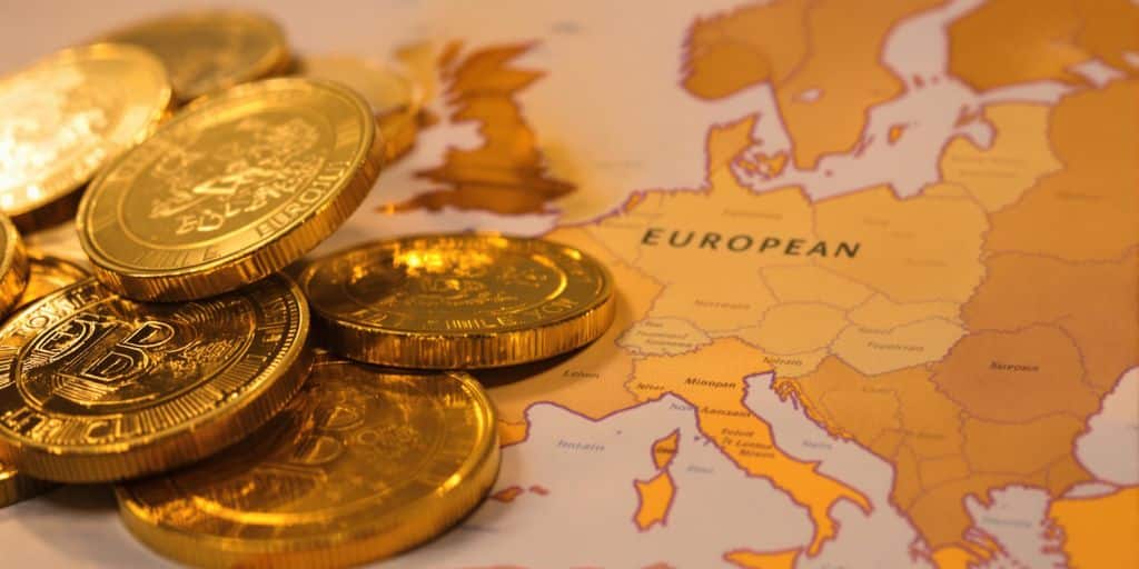 Pièces d'or et carte d'Europe lumineuse
