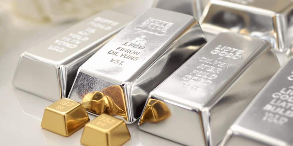 Lingots d'argent et d'or comparés