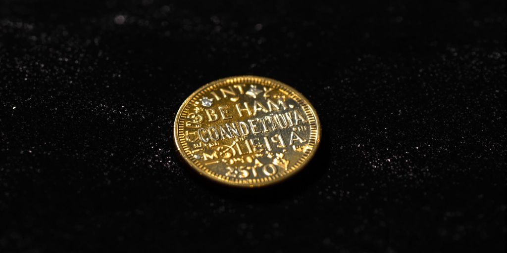 Pièce de monnaie ancienne brillante sur fond sombre.