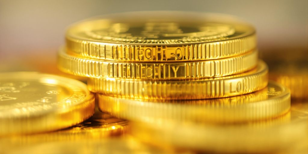 Pièces d'or brillantes empilées