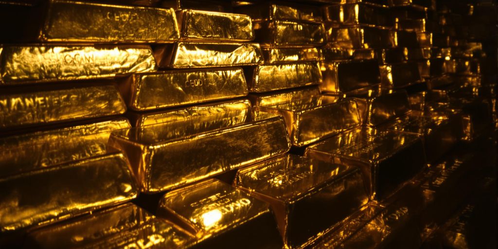 Pile de lingots d'or brillants dans un coffre d'état.
