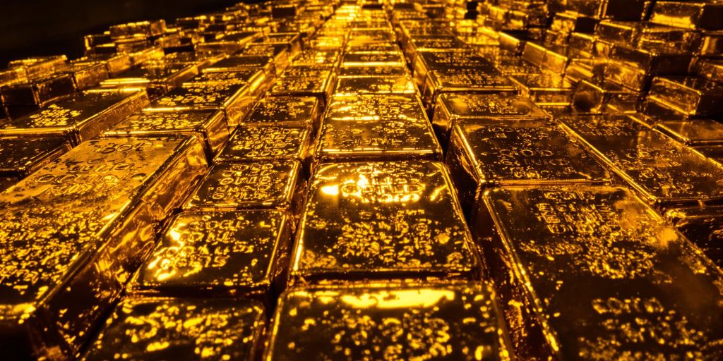 Lingots d'or empilés dans une mine souterraine.