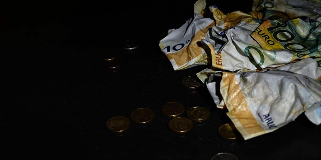 Billets froissés et pièces de monnaie