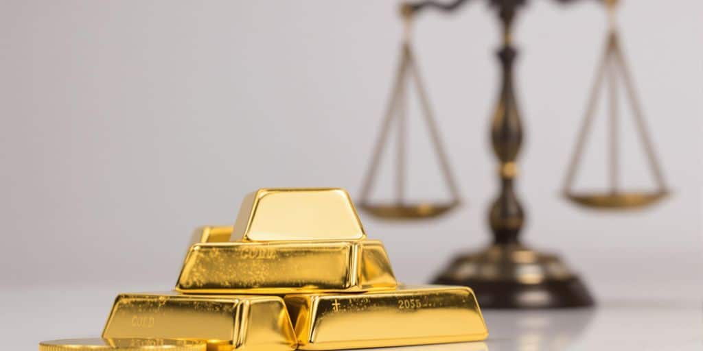 Lingots d'or empilés, pièce de monnaie dorée, balance de justice.