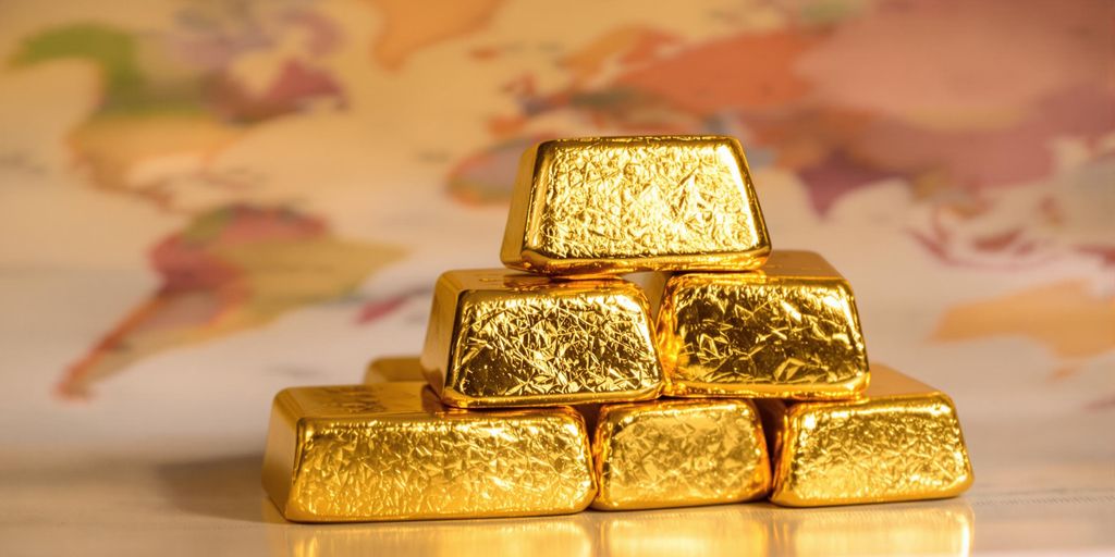 Lingots d'or empilés sur une carte du monde