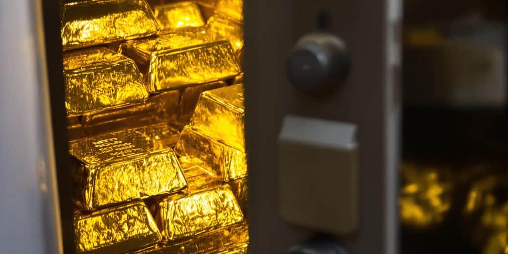 Lingots d'or en sécurité dans un coffre-fort.