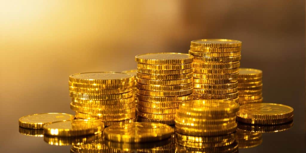 Pièces d'or empilées brillamment