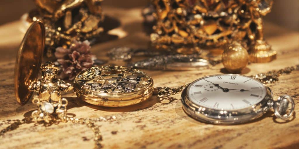 Anciens objets de valeur sur une table en bois clair.