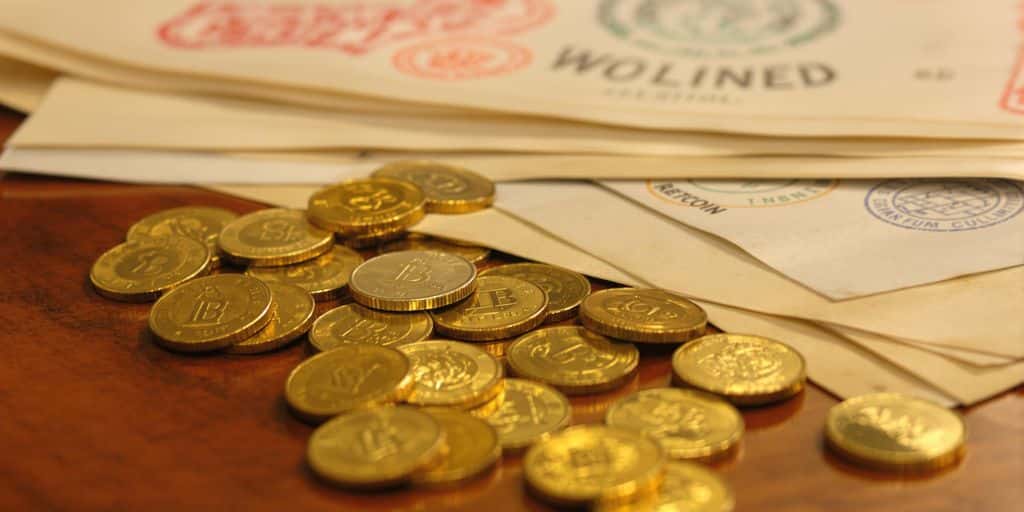 Documents et pièces d'or sur table