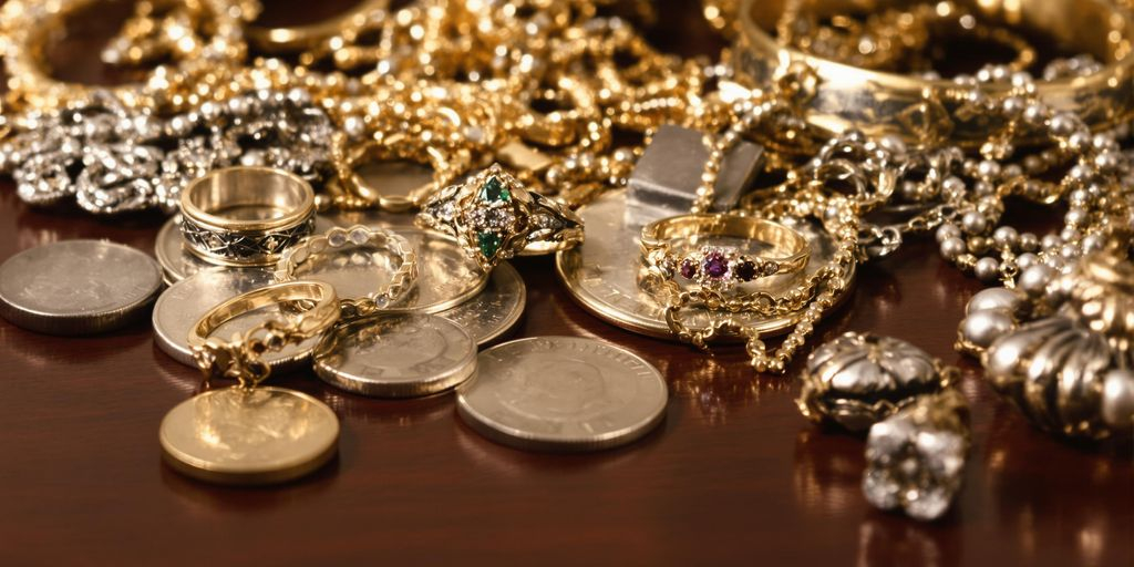 Bijoux, or et argenterie sur une table