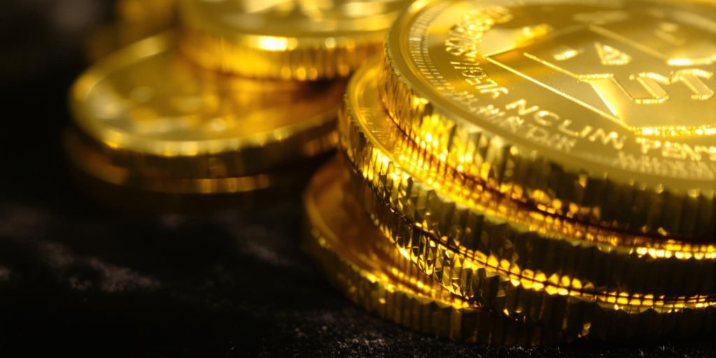Pièces d'or empilées, étincelantes et détaillées