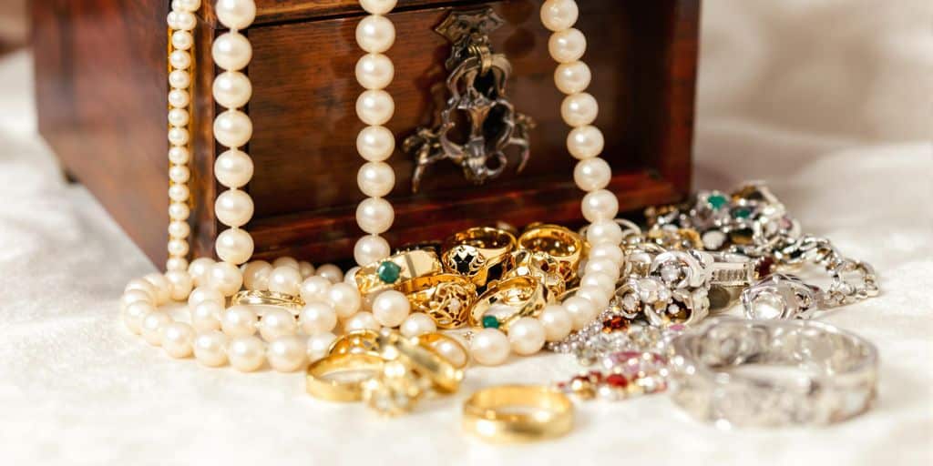 Bijoux familiaux variés sur un tissu