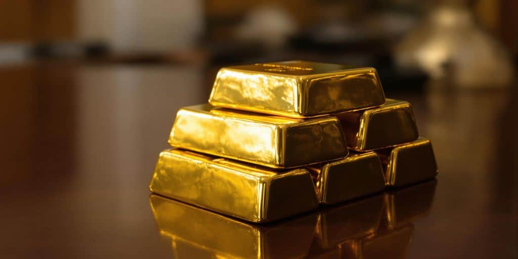 Lingots d'or empilés sur une table en bois
