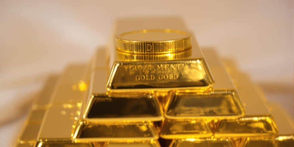 Lingots d'or empilés, pièce d'or brillante