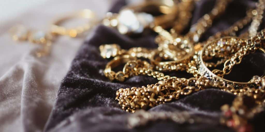 Bijoux familiaux hérités, délicatement posés sur un tissu doux