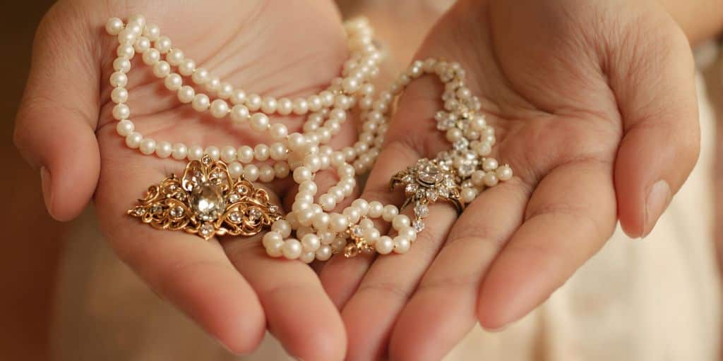 Bijoux anciens hérités, mains féminines.