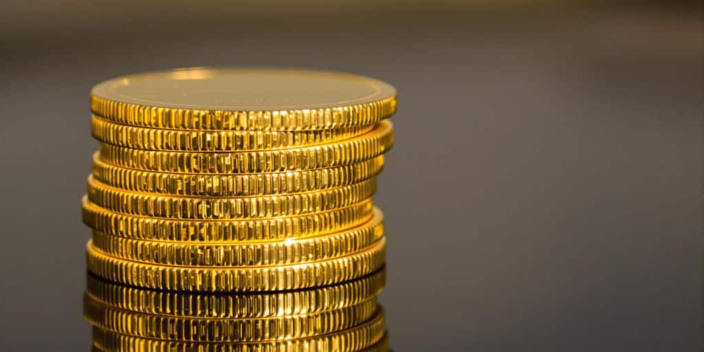 Pièces d'or brillantes empilées