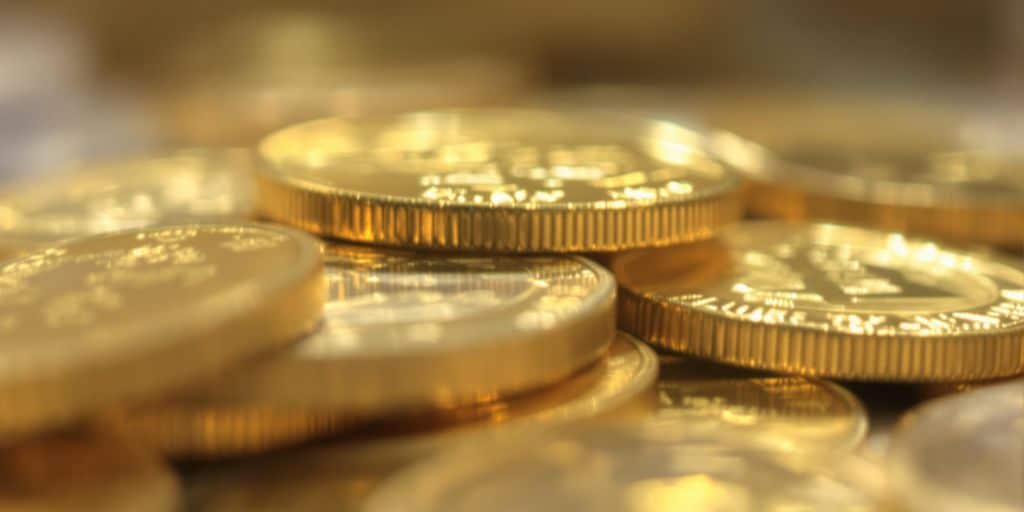 Pièces de monnaie anciennes empilées et brillantes
