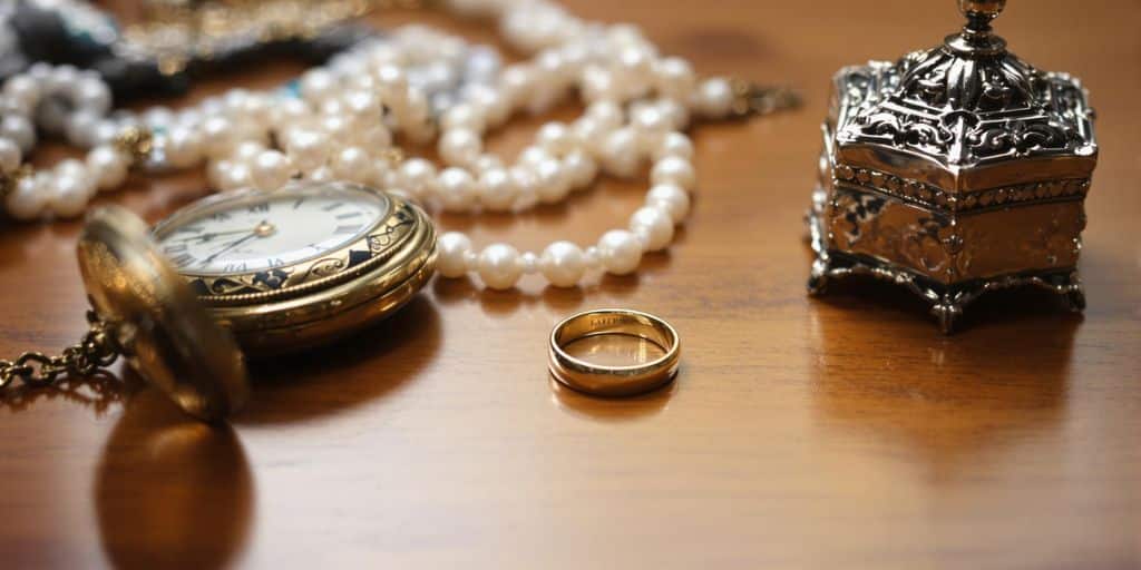 Objets variés sur un comptoir