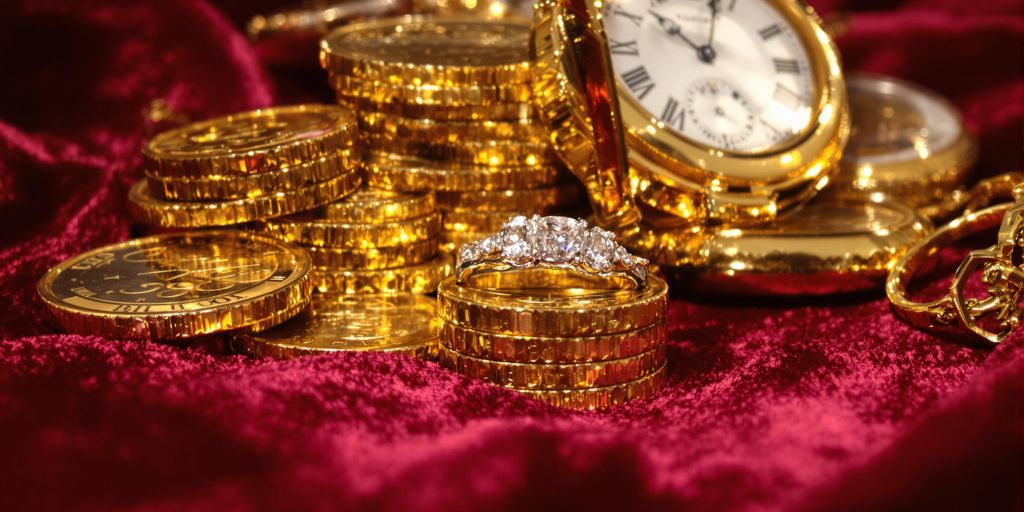 Bijoux, montres et lingots d'or empilés