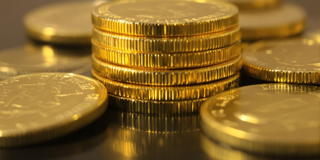 Pièces d'or historiques empilées, brillant