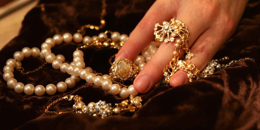 Bijoux anciens, main, héritage familial