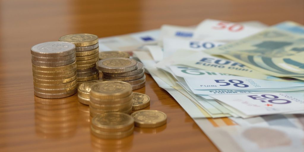 Pièces et billets d'euros en pile