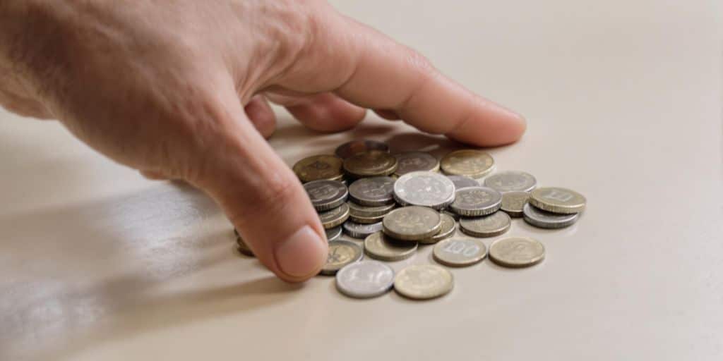 Pièces de monnaie et billets abîmés