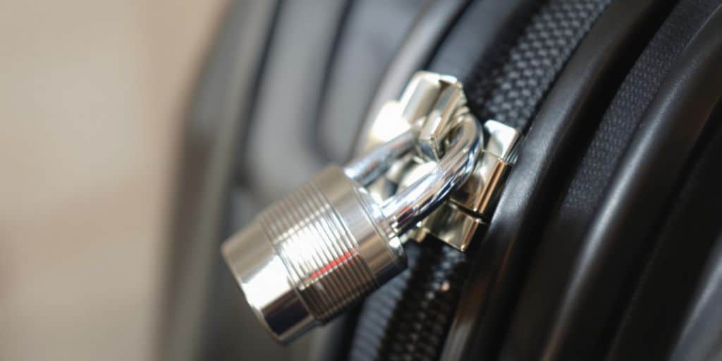 Cadenas fermé sur une valise en sécurité.