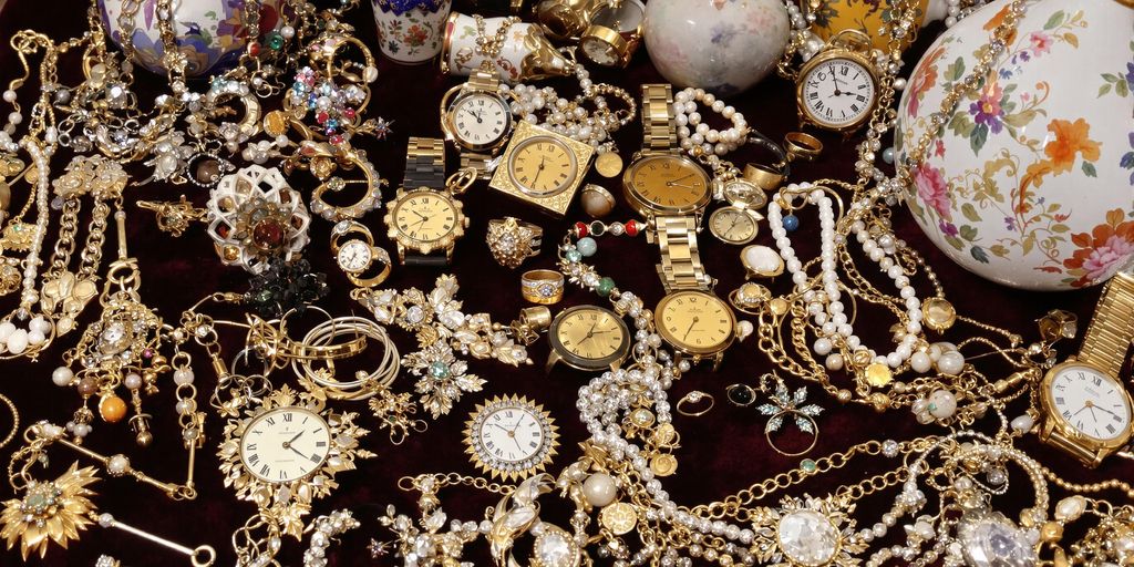 Bijoux, montres et vases anciens exposés