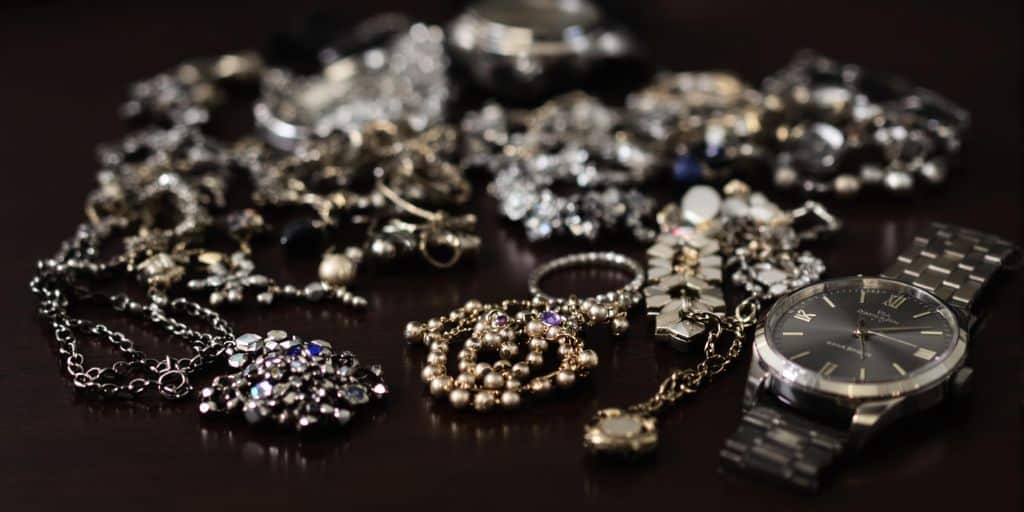 Bijoux, argenterie et montres sur une table