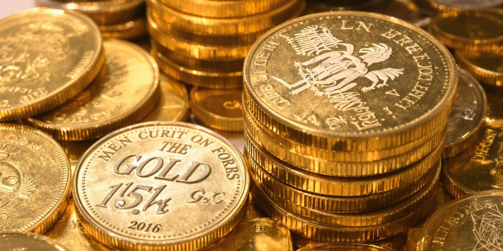 Pièces d'or et lingots d'or empilés