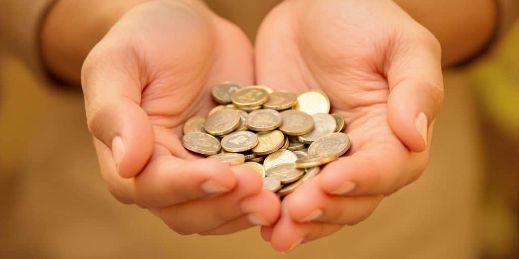 Pièces d'argent, main, stabilité financière.