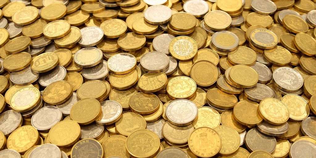 Pièces de monnaie et billets empilés