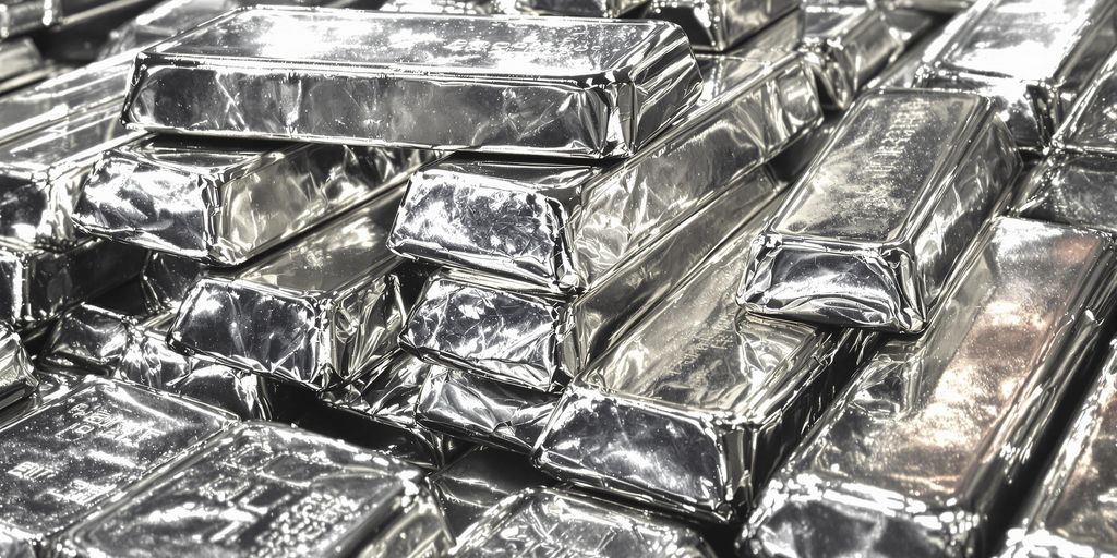 Lingots d'argent brillant sur fond sombre.