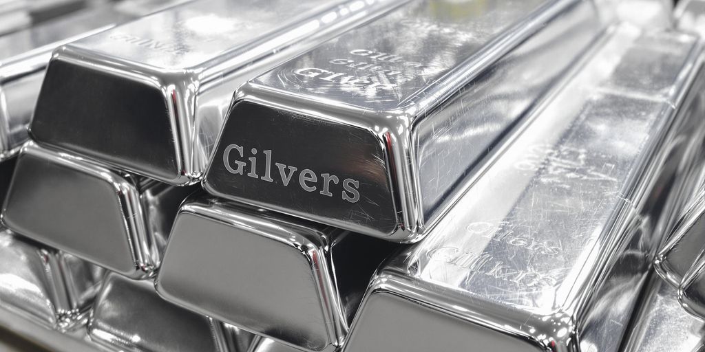 Lingots d'argent empilés dans une pile.