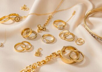 Bijoux en or sur fond neutre.