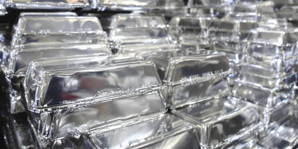 Lingots d'argent brillants dans une usine.