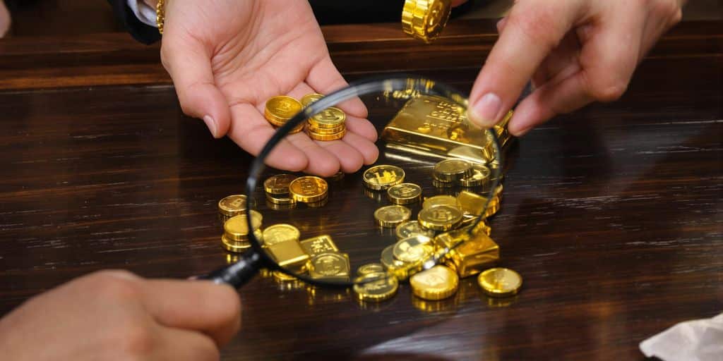 Comptoir d'achat d'or avec main échangeant des pièces.