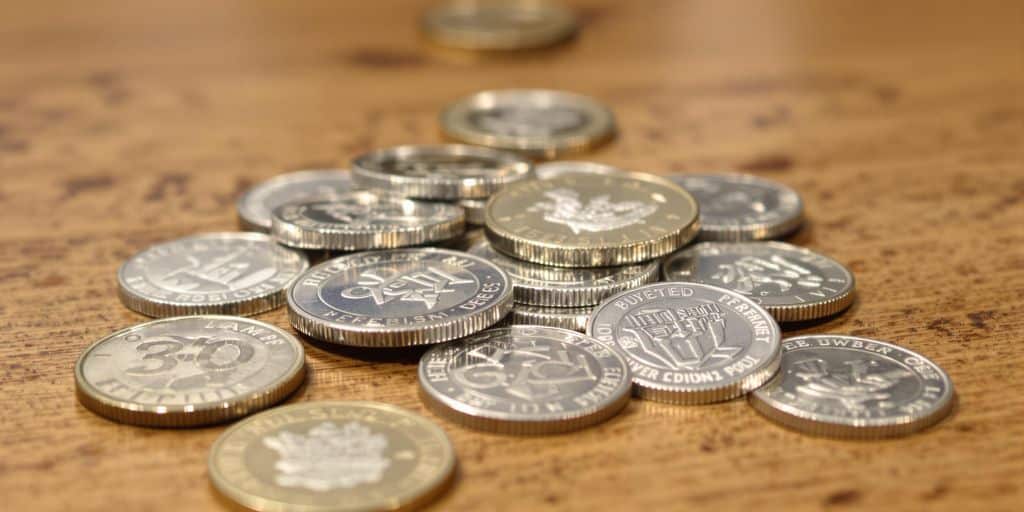 Pièces d'argent sur une table en bois.