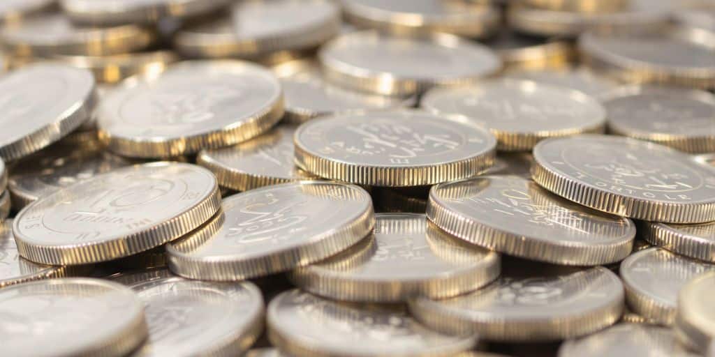 Pièces d'argent empilées et brillantes dans des tons argentés.