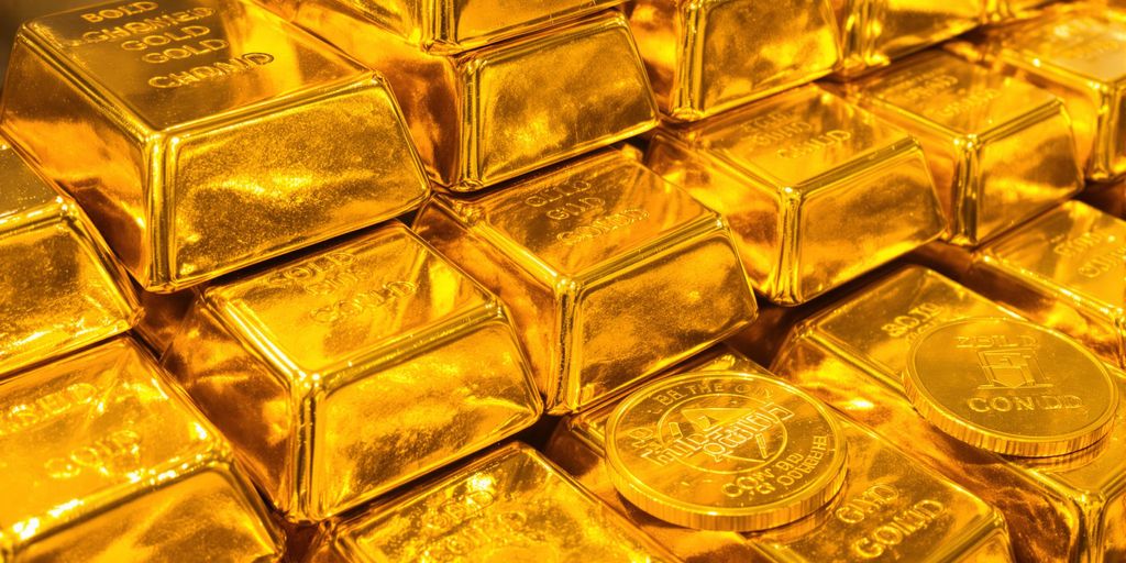 Lingots d'or et pièces d'or empilés.