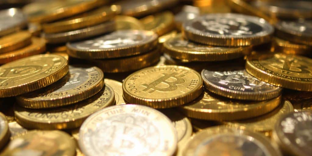 Une pile de pièces d'or et d'argent.