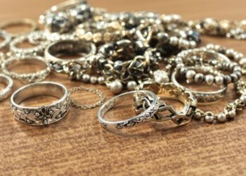 Bijoux en argent anciens sur une surface en bois.