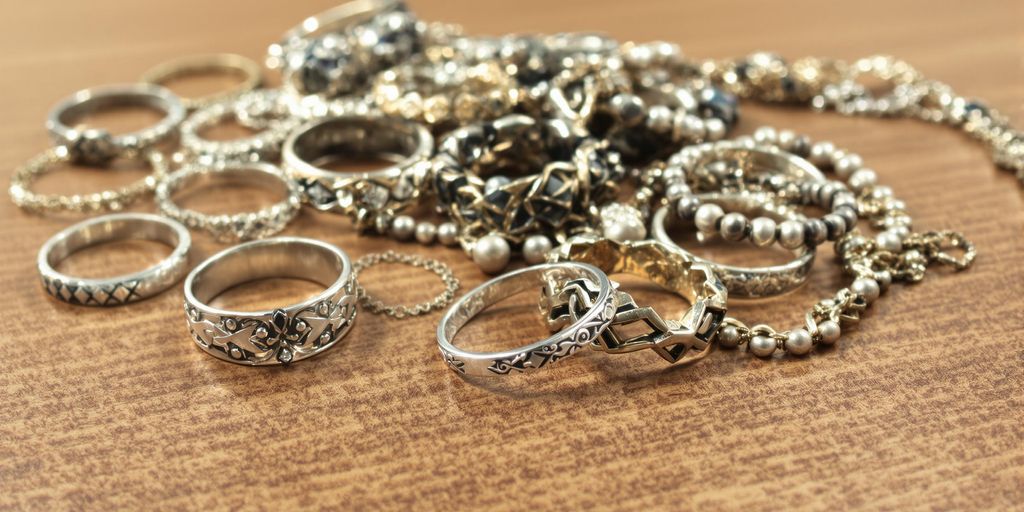 Bijoux en argent anciens sur une surface en bois.