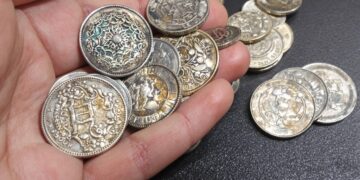 Gros plan sur une pile de pièces en argent.